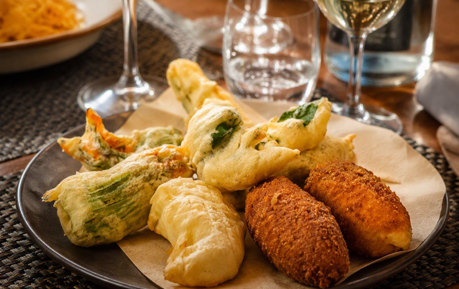 Il fritto della casa con fiori di zucca e verdure in pastella