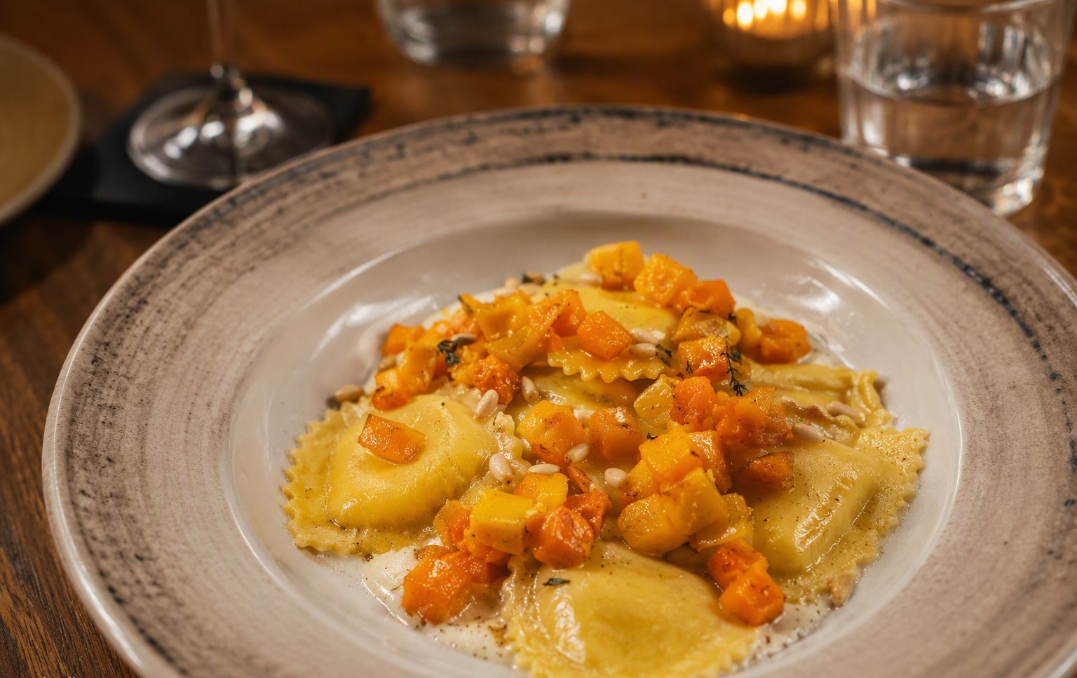 I ravioli della casa con zucca, pinoli e crema